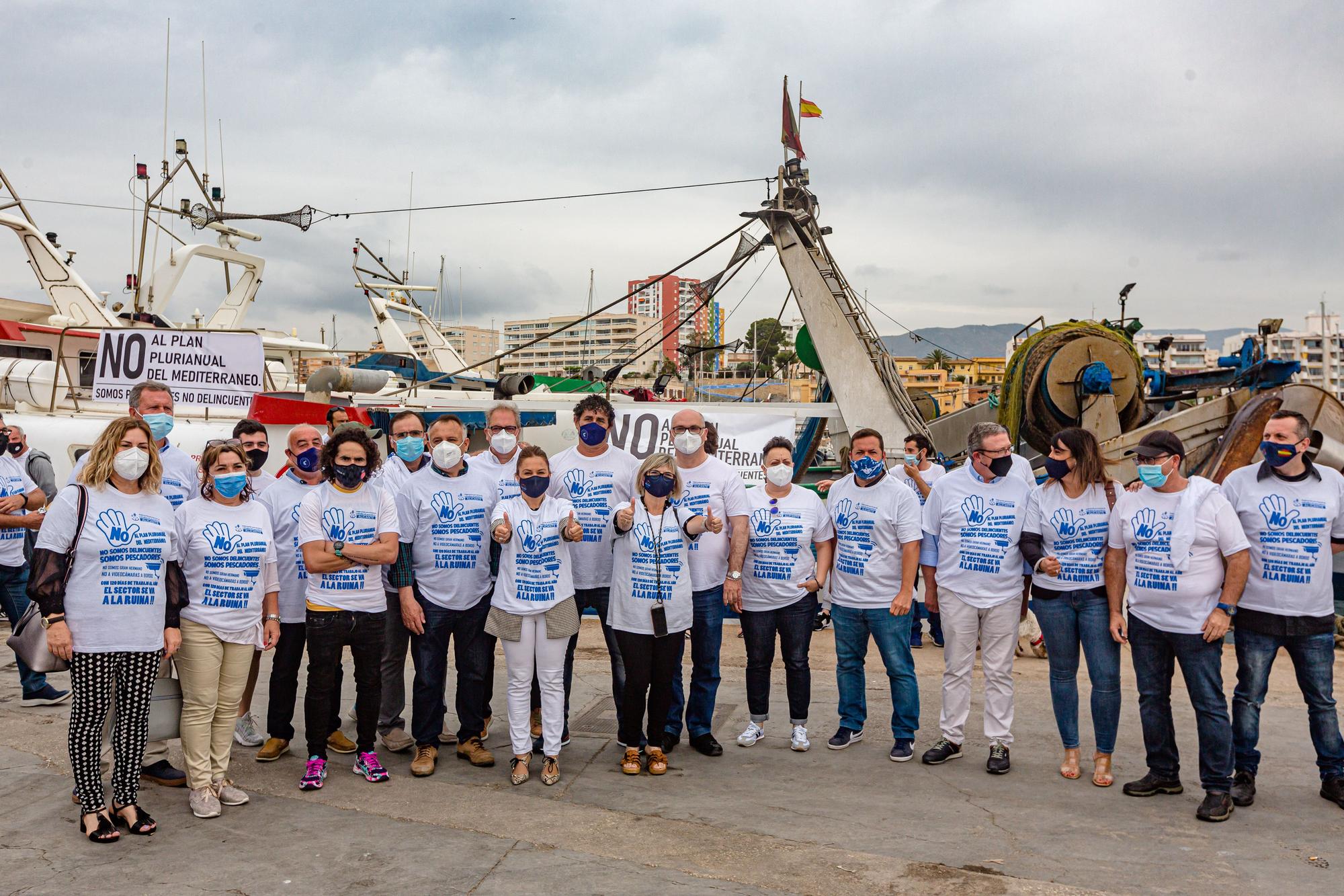 Las cofradías de la provincia protestan en La Vila contra el plan europeo que les obliga a reducir los días de faena