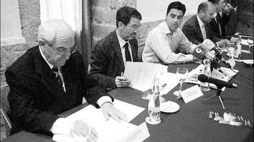 Manuel Tábara, Saturnino Mañanes, Miguel Sans, José María Barrios y José Carlos Furones, ayer, en la rueda de prensa