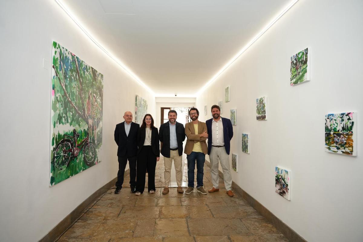 El artista, de amarillo, y el resto de responsables de la exposición 'Habitar la natura'