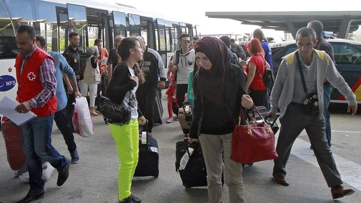 Un grupo de 31 refugiados sirios e iraquís llega al aeropuerto Adolfo Suarez de Madrid.