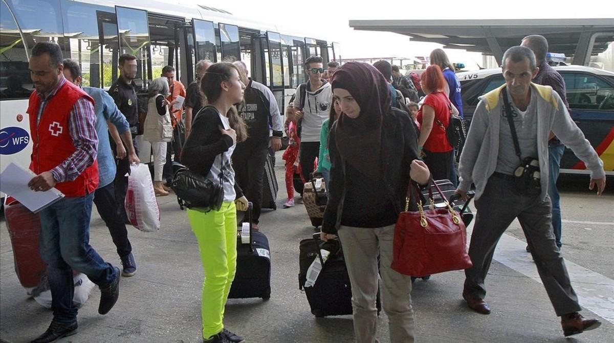 Un grupo de 31 refugiados sirios e iraquís llega al aeropuerto Adolfo Suarez de Madrid.