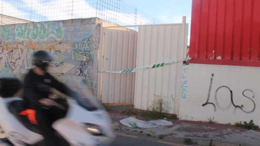 Imagen del precinto de la Guardia Civil en uno de los accesos al supermercado ayer.