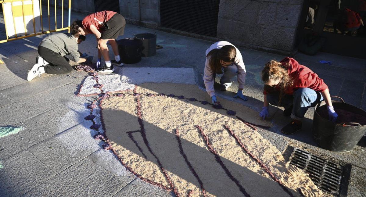Las alfombras florales, preludio del Viático de hoy desde Santa María | RAFA VÁZQUEZ
