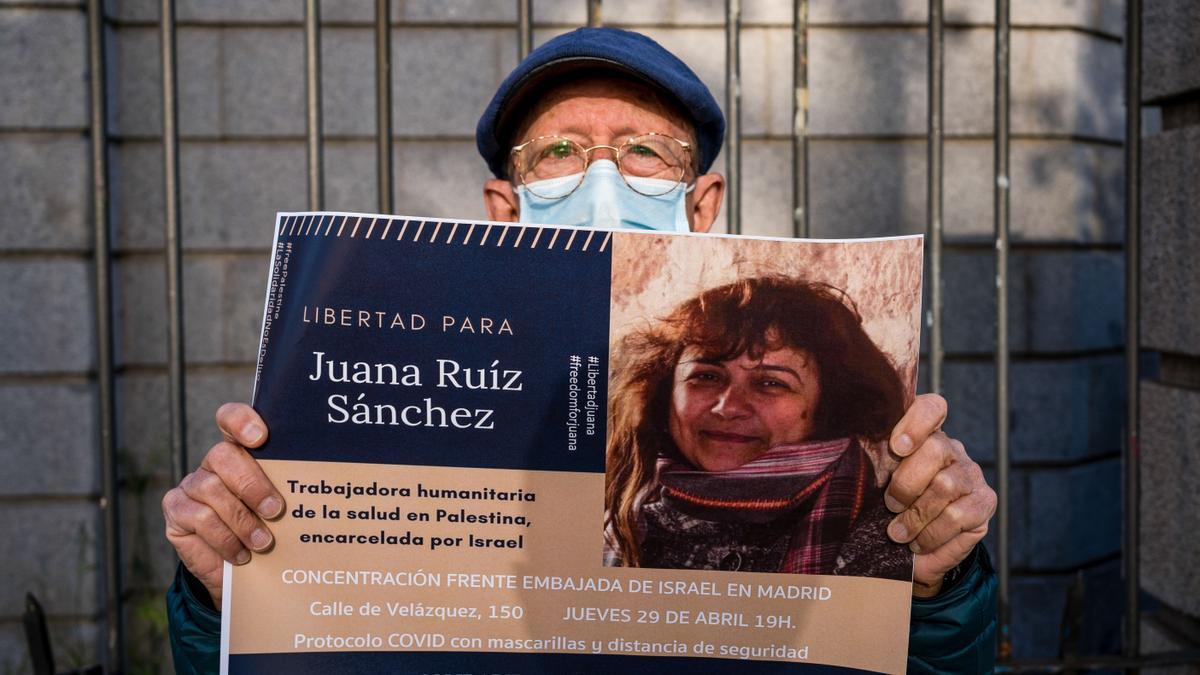 Un manifestante con una foto de la española Juana Ruiz.