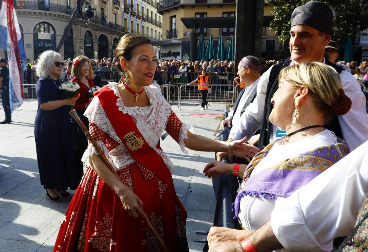La alcaldesa Natalia Chueca, junto a su bastón de mando, durante el desfile de la Ofrenda. |    