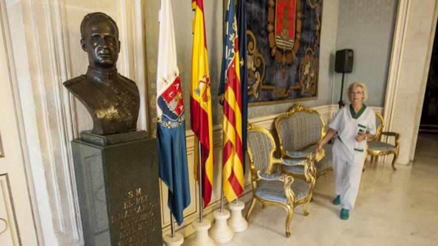 Echávarri descarta retirar el busto del rey Juan Carlos I