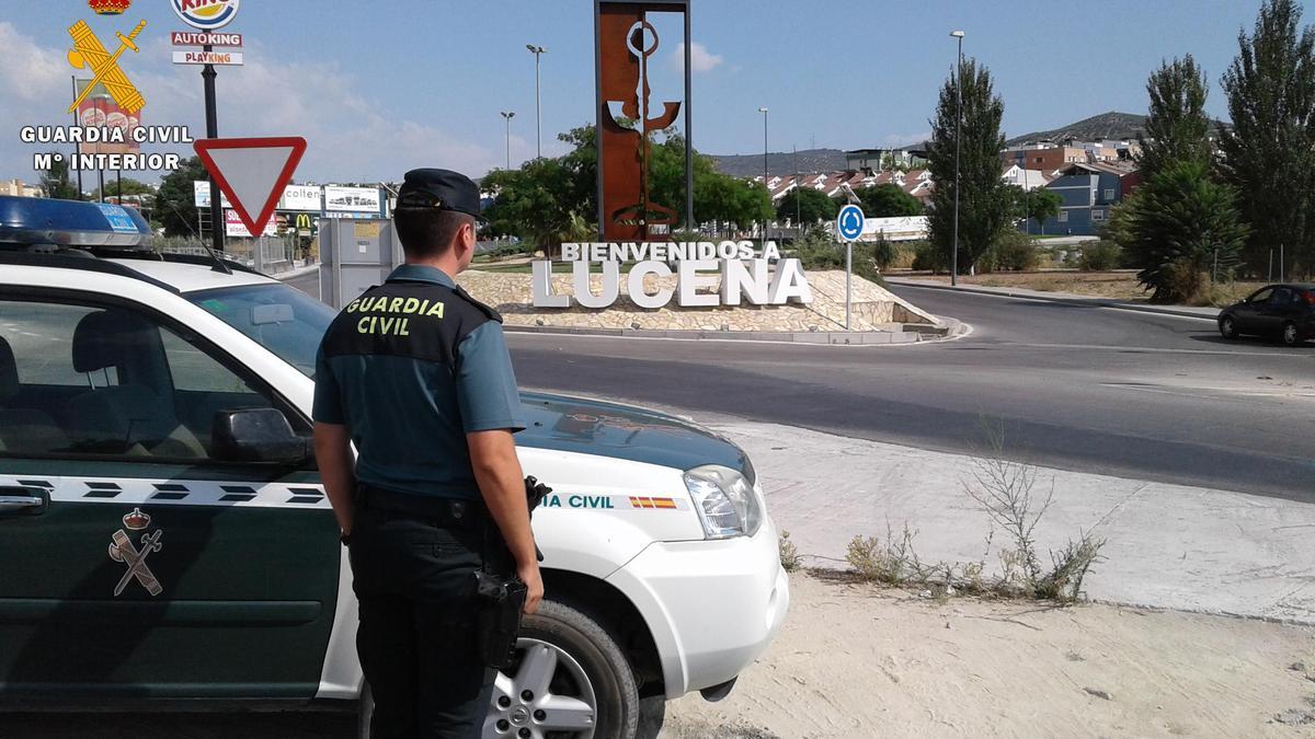 Agentes de la Guardia Civil, en una de las entradas de Lucena.