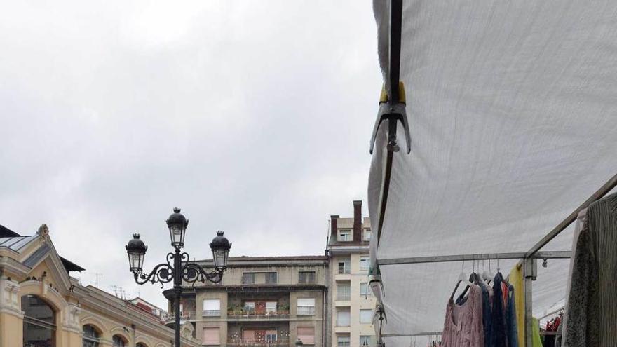 Asistentes al mercado semanal de Mieres, el domingo.