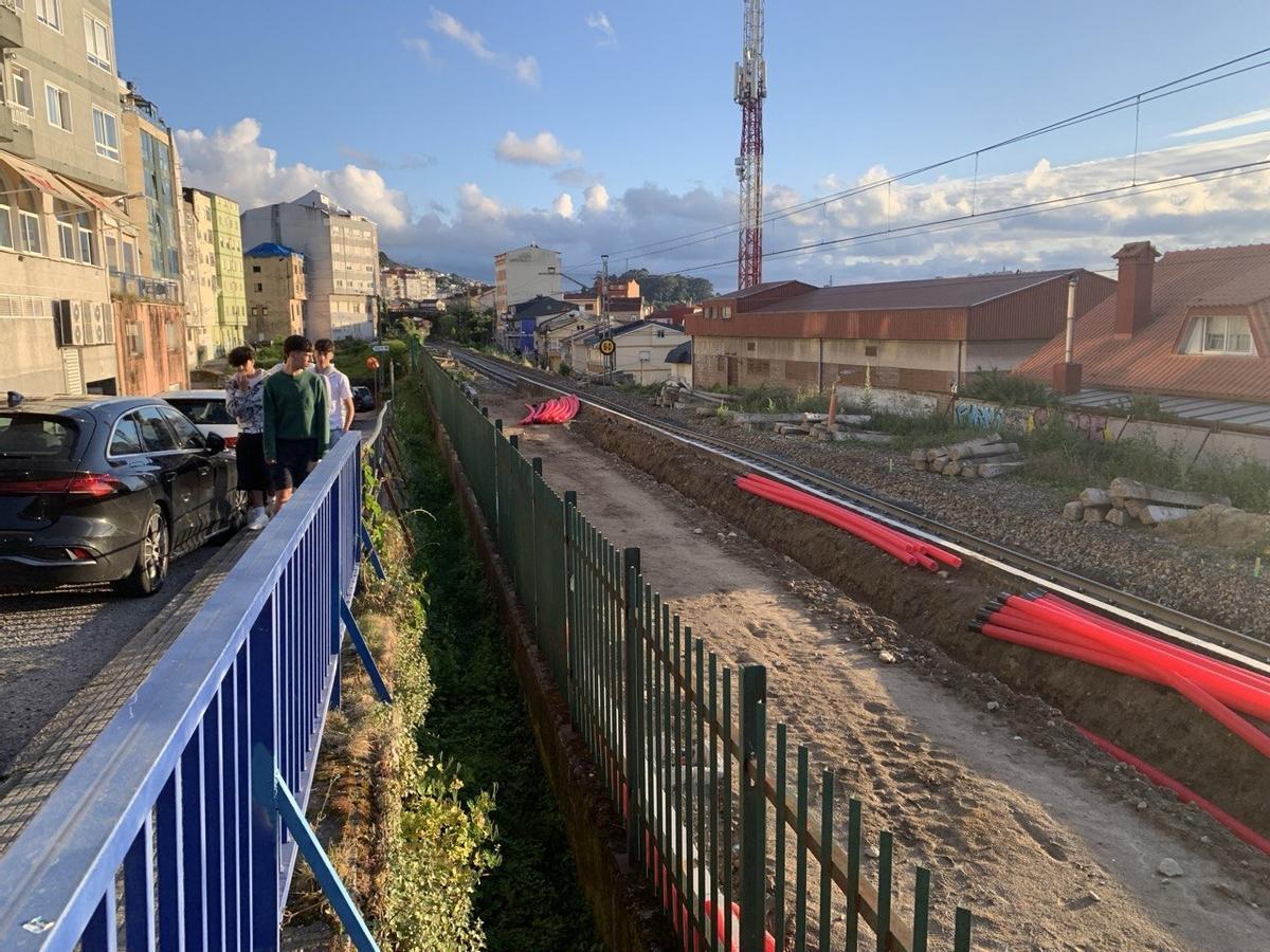 Terrenos ya habilitados para el futuro apeadero de Chapela, junto a la alameda.