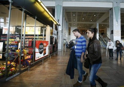 Accidente aéreo: Los familiares de los viajeros llegan al aeropuerto del Prat