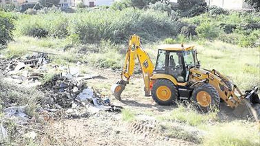 Almassora limpia en el cauce del Barranquet