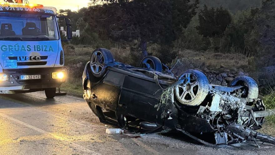 Un coche da varias vueltas de campana en la carretera a Platges de Comte e impacta contra un poste