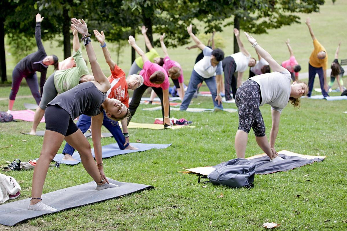 Una clase del yoga al aire libre, en una imagen de archivo.