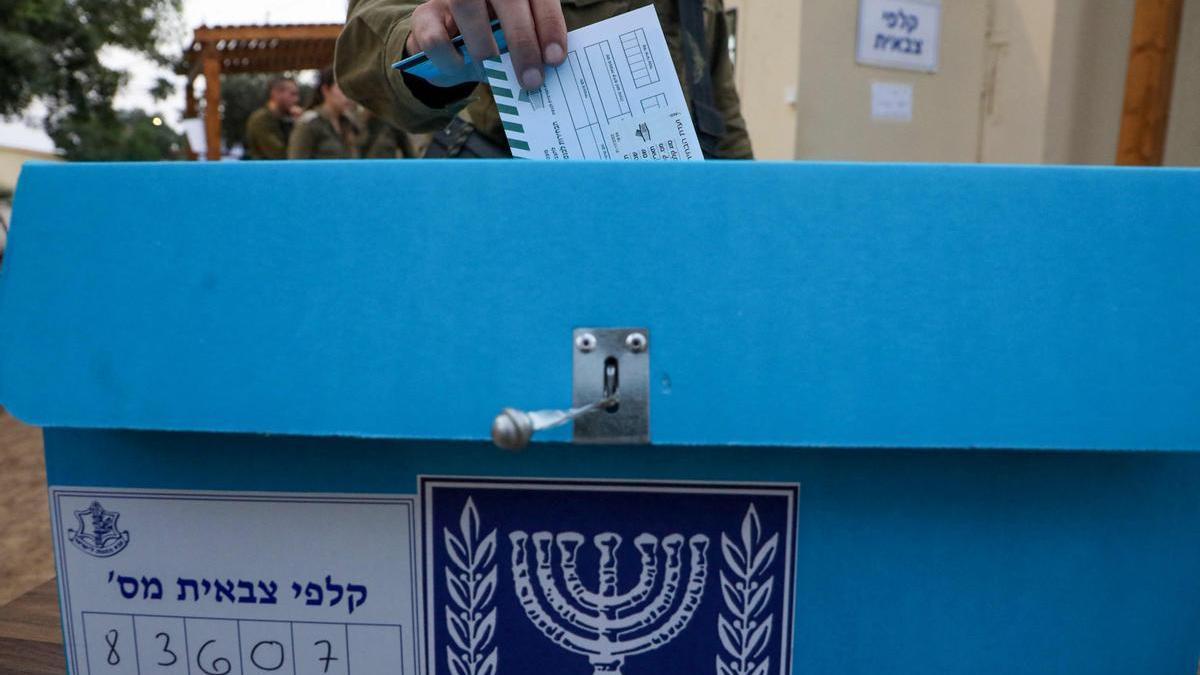 Un soldado israelí vota anticipadamente enUn soldado israelí vota anticipadamente en la base de Kerem Shalo, en el sur de Israel, este lunes.  la base de Kerem Shalo, en el sur de Israel, este lunes. /