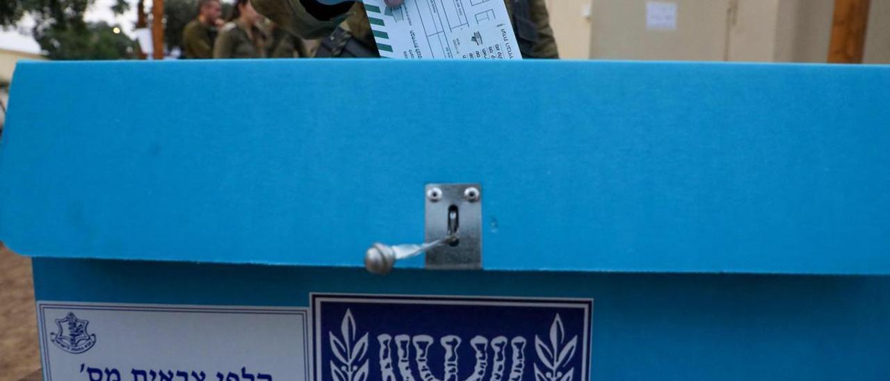 Un soldado israelí vota anticipadamente enUn soldado israelí vota anticipadamente en la base de Kerem Shalo, en el sur de Israel, este lunes.  la base de Kerem Shalo, en el sur de Israel, este lunes. /