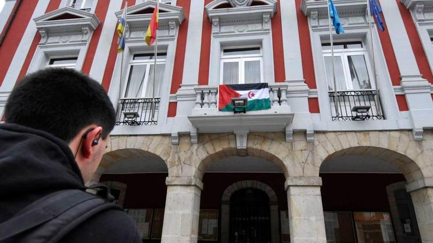 La bandera saharaui ondea en el Ayuntamiento mierense