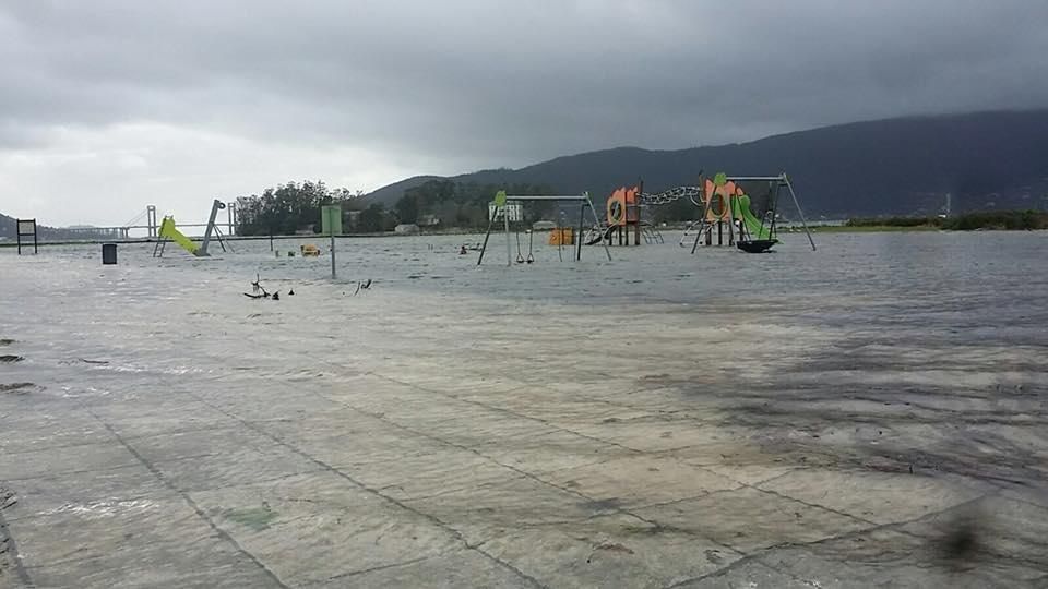 El mar se traga la playa de Cesantes