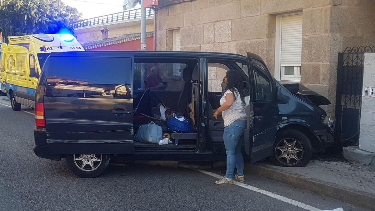 La furgoneta accidentada en Redondela