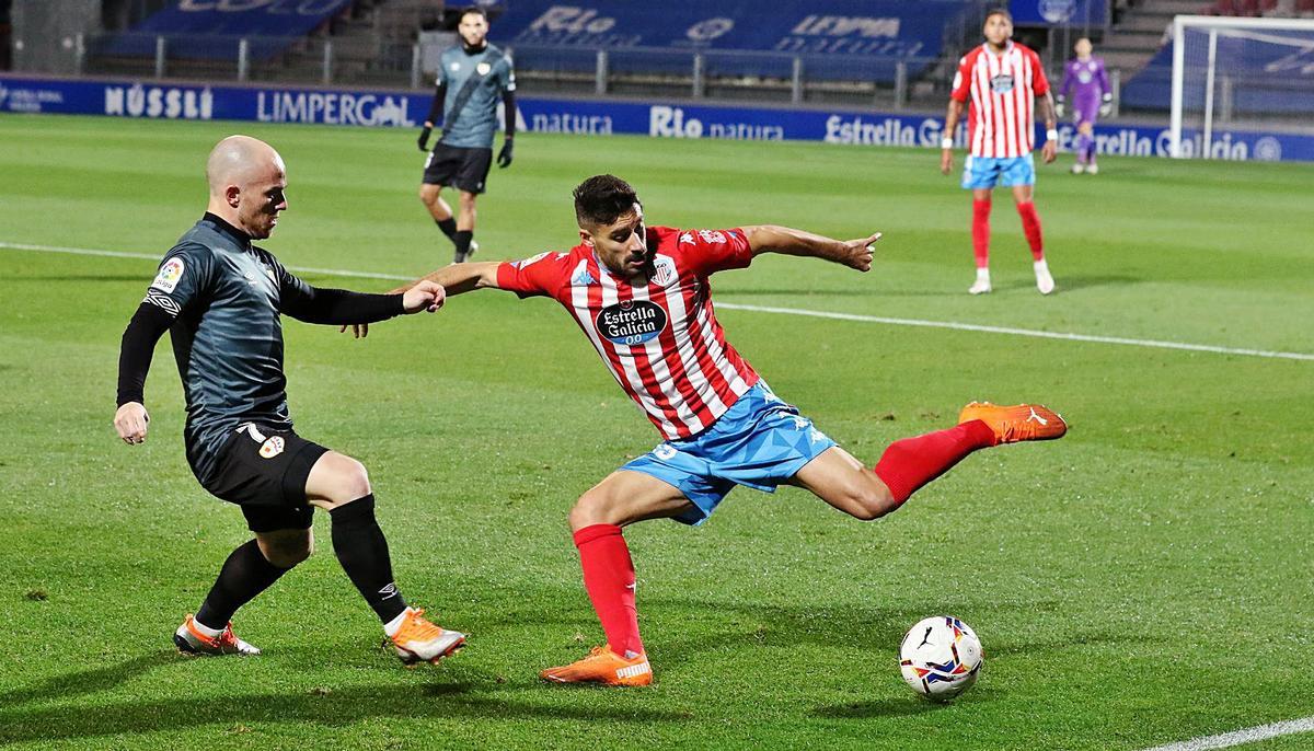 Canella se dispone a golpear el balón ante Isi. | Jacobo Fouz