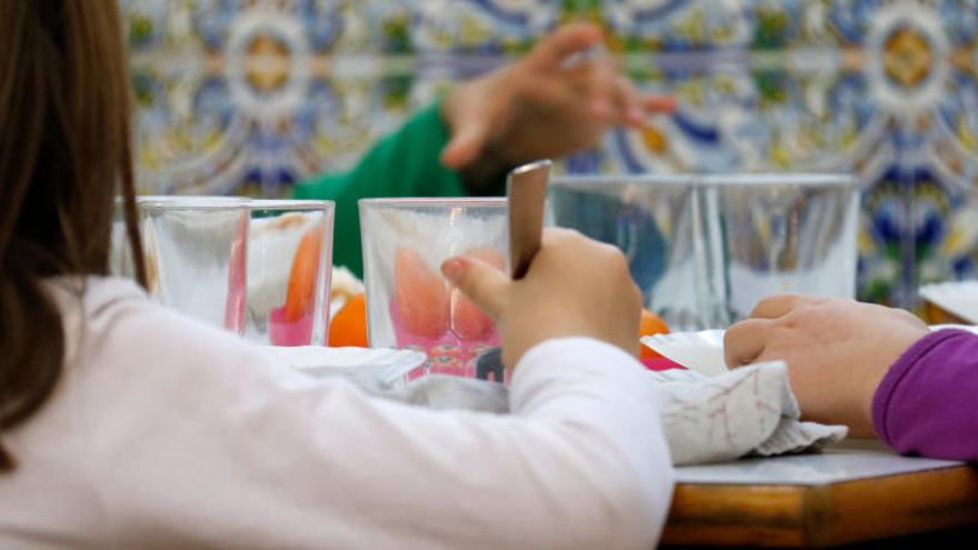 Infants dinant en una escola de Barcelona