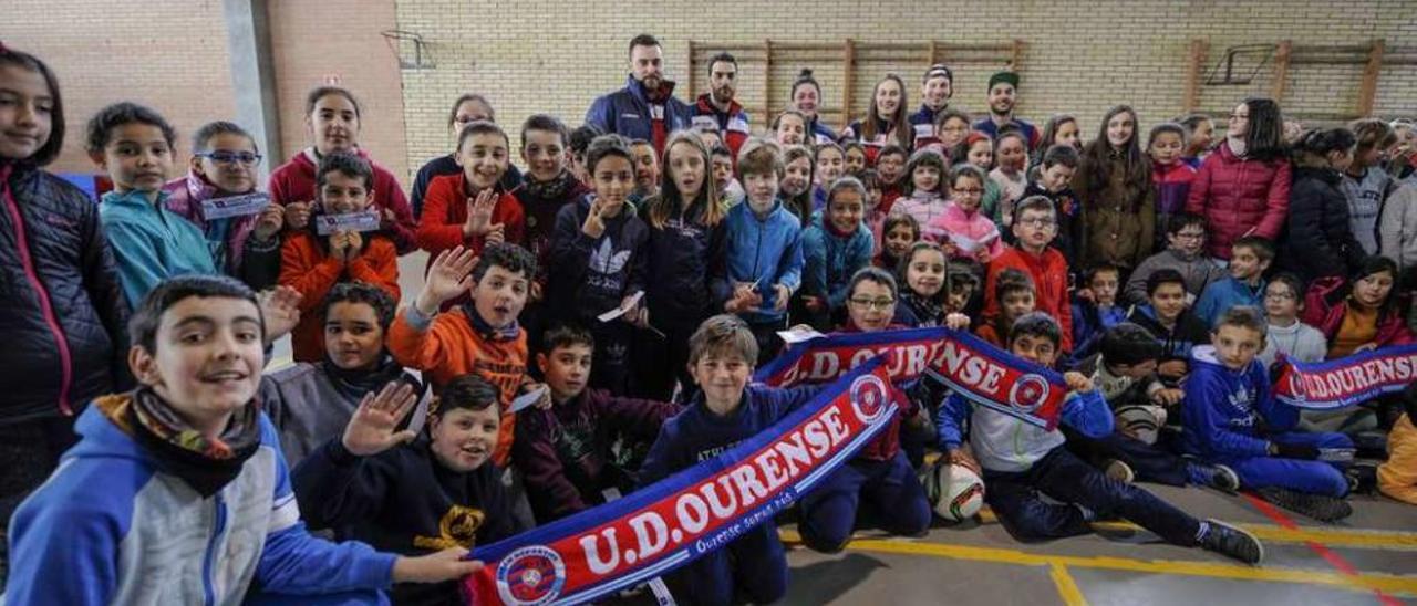 Jugadores y jugadoras de la UD Ourense, ayer, con los alumnos de CEIP Cambeo. // Brais Lorenzo