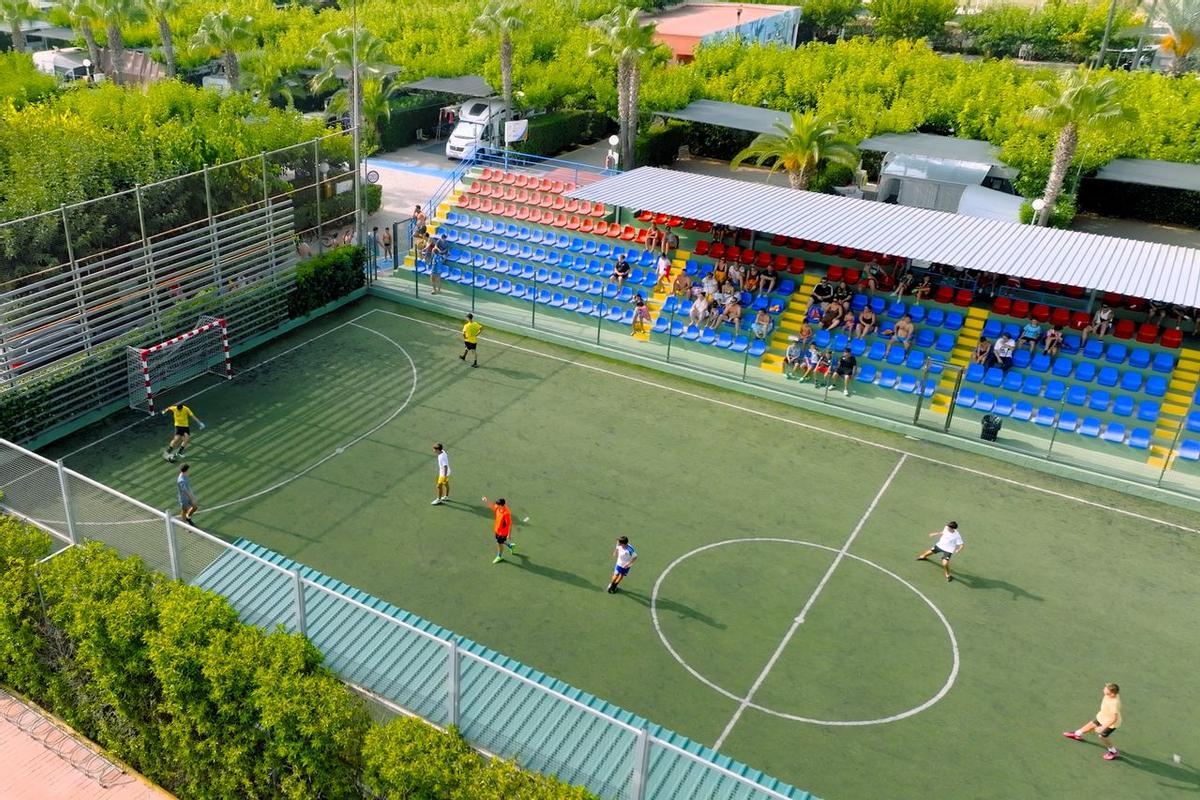 Las instalaciones incluyen un campo de fútbol con césped artificial.