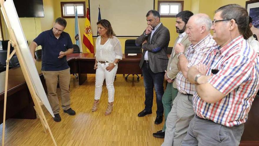 La conselleira, acompañada por responsables municipales y de la Xunta, ayer, en la presentación del proyecto.