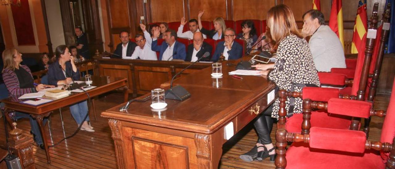 La concejal Aroa Mira presidiendo el pleno de ayer en ausencia del alcalde, Antonio Francés.