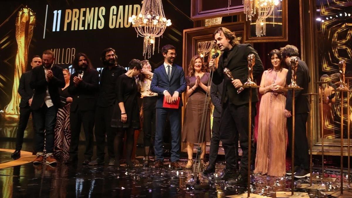 Isaki Lacuesta recoge el Premio Gaudí a 'Entre dos aguas' a la mejor película en lengua no catalana.
