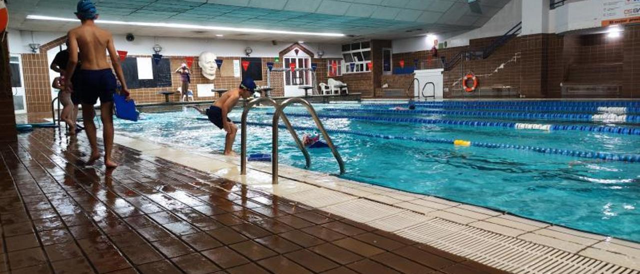 Alumnos durante uno de los últimos cursillos de natación en la piscina Manuel Llaneza. | A. Velasco