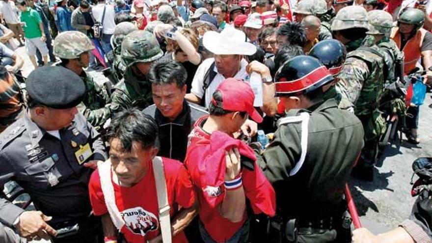 Los manifestantes se rinden al Ejército junto al Palacio de Gobierno.