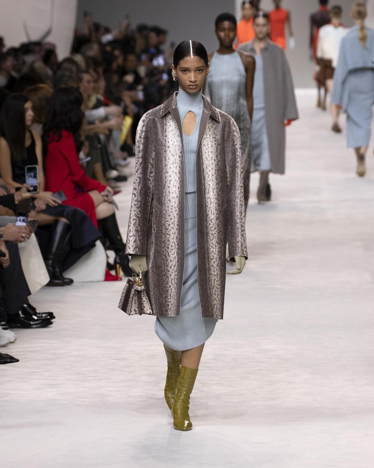 La elegancia discreta, en el desfile de apertura de la semana de la moda de Milán, Fendi.