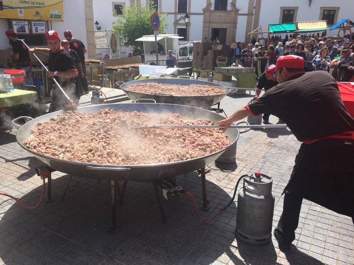 Cañete la Real celebra la Feria del Pavo para difundir los derivados de las industrias de la localidad.