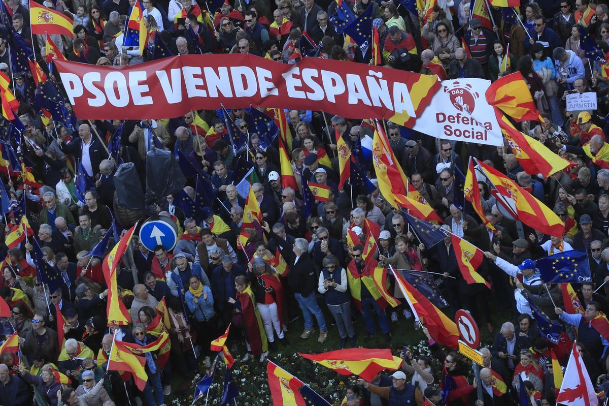 Manifestación multitudinaria contra la amnistía en la Plaza de Cibeles de Madrid