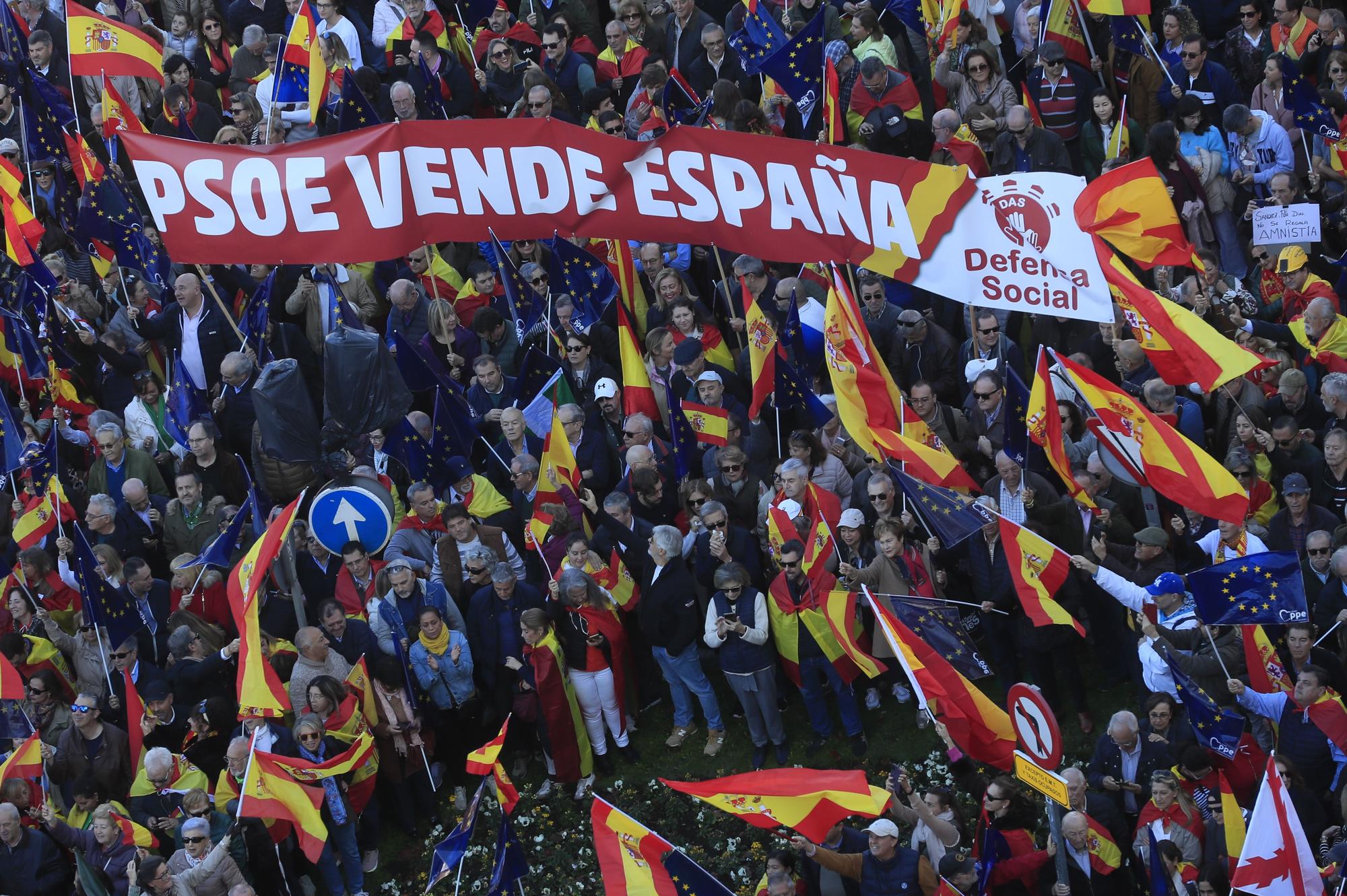 Manifestación multitudinaria contra la amnistía en la Plaza de Cibeles de Madrid