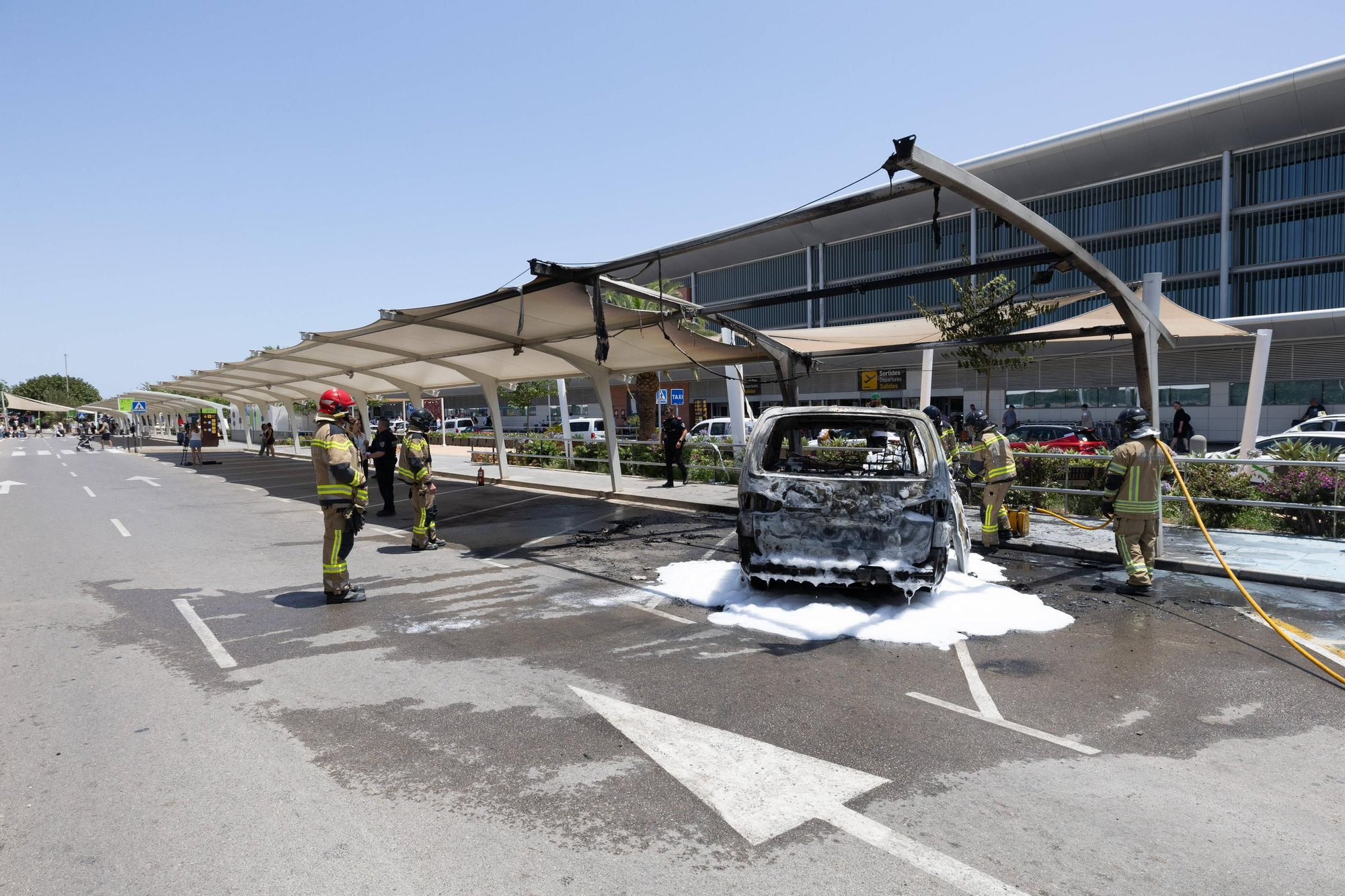 Todas las imágenes del incendio de un vehículo en el aeropuerto de Ibiza