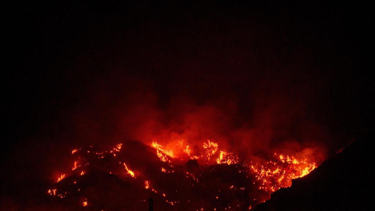 Imágenes nocturnas del incendio forestal de los Gallardos (Almería), a 10 de julio de 2026, en Los Gallardos, Almería, Andalucía (España).