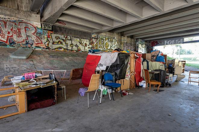 Nuevo asentamiento de personas sin hogar bajo el puente de la Almozara.