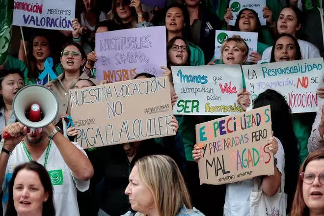 Concentración de matronas en el Hospital La Candelaria bajo el lema 'Nada que celebrar'