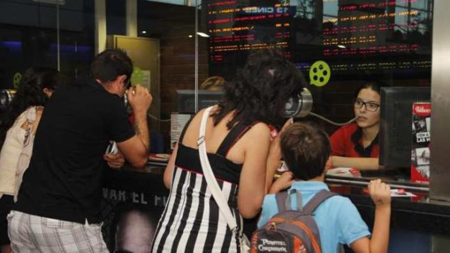 Espectadores en los Yelmo Cines Puerta de Alicante, el pasado fin de semana.