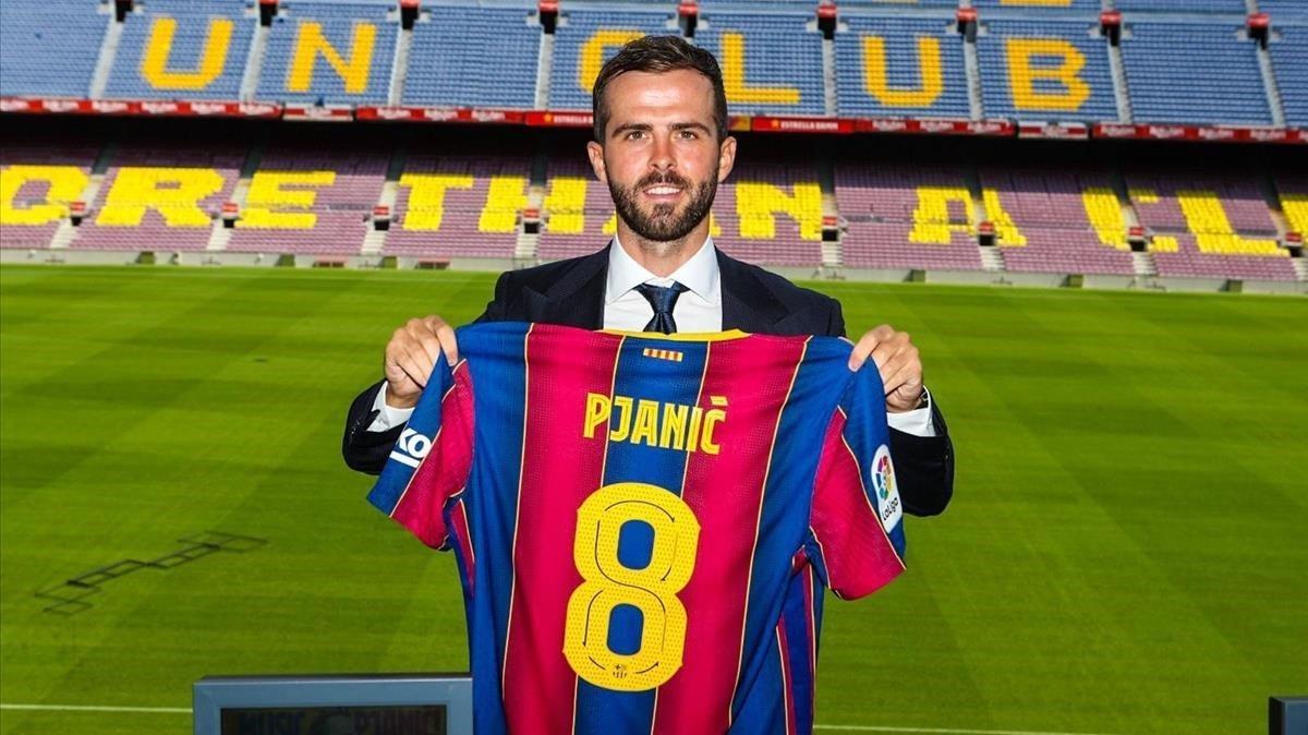 Miralem Pjanic posa con la camiseta del Barça en el palco del Camp Nou.