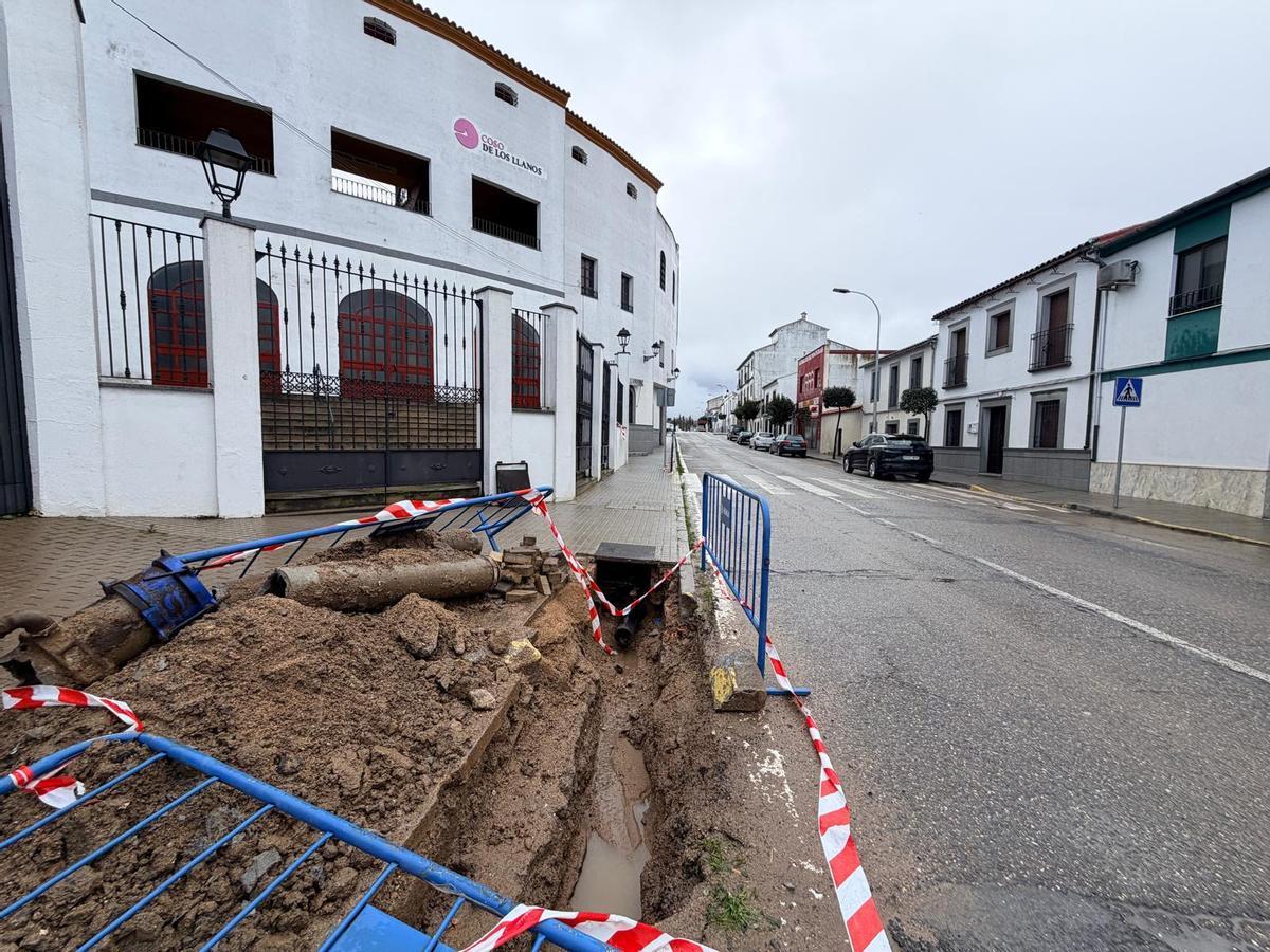 Obras de mejora del abastecimiento de agua en el entorno de la plaza de toros de Pozoblanco.