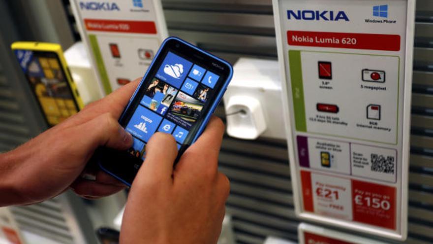 Un móvil Nokia con sistema operativo Windows.