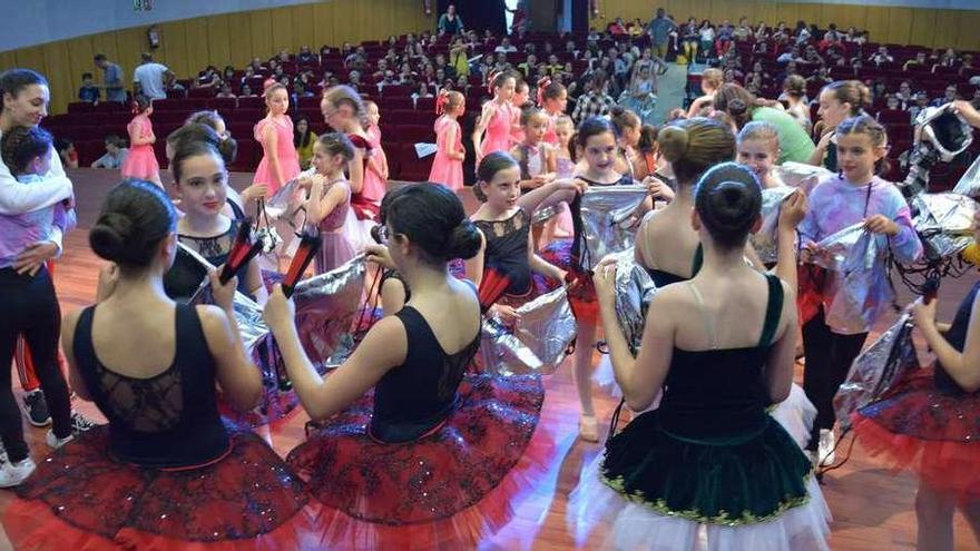 Bailarinas de Scene Ballet en el escenario del auditorio de Vila de Cruces, durante su festival del pasado domingo. // José Ramón Moire
