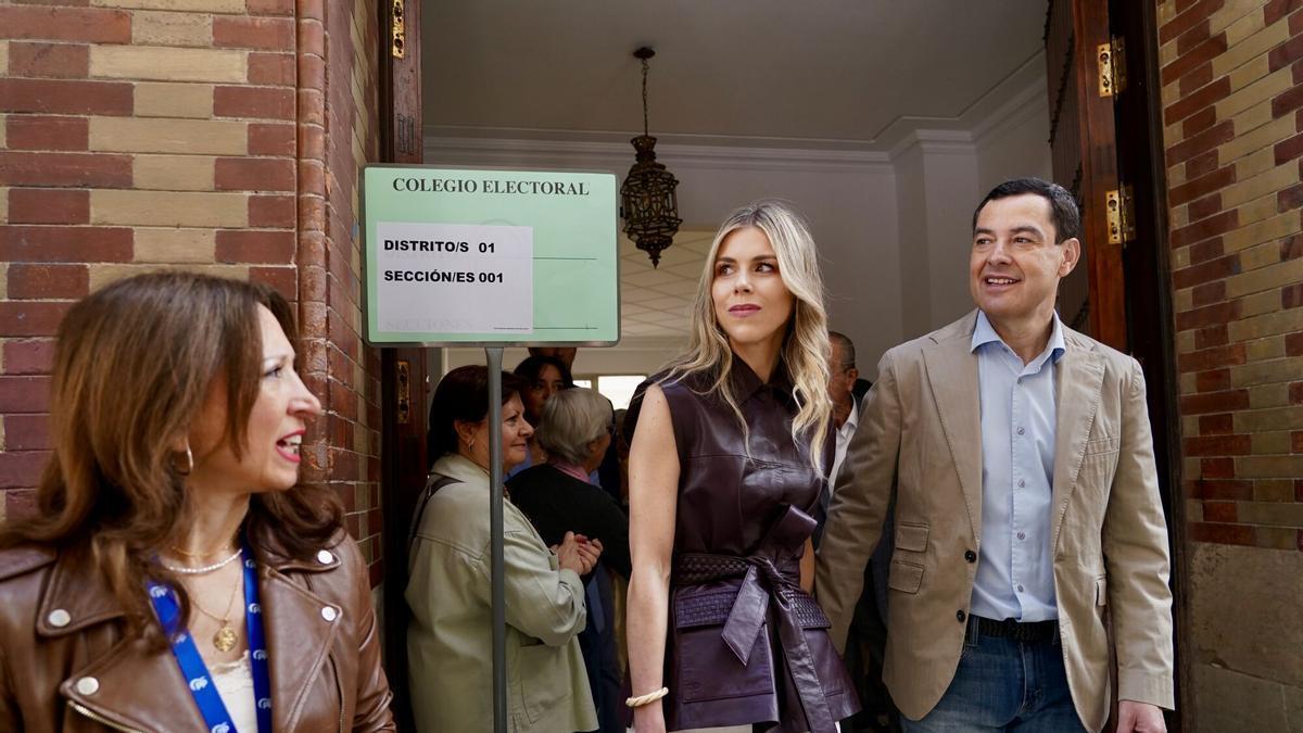 El candidato del PP-A a la reelección al frente de la Junta, Juanma Moreno, acompañado de su esposa, Manuela Villena López tras votar en el colegio Sagrado Corazón de Jesús de Málaga
