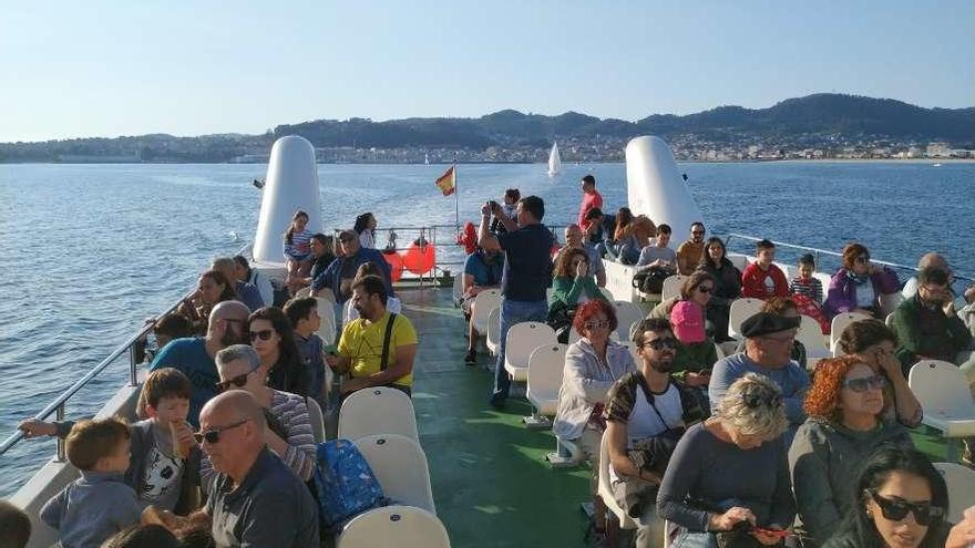 Pasajeros del transporte de ría en una travesía entre Cangas y Vigo. // G.Núñez