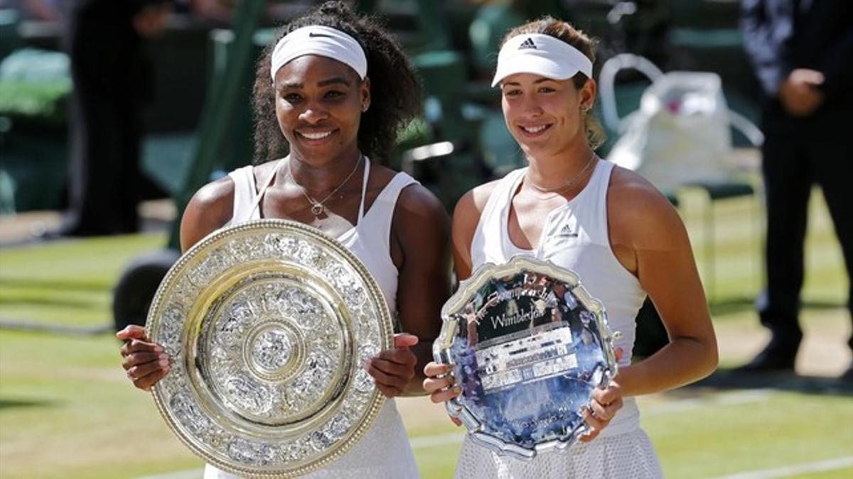 Serena Williams y Garbiñe Muguruza posan con los trofeos de campeona y subcampeona de Wimbledon tras la final.