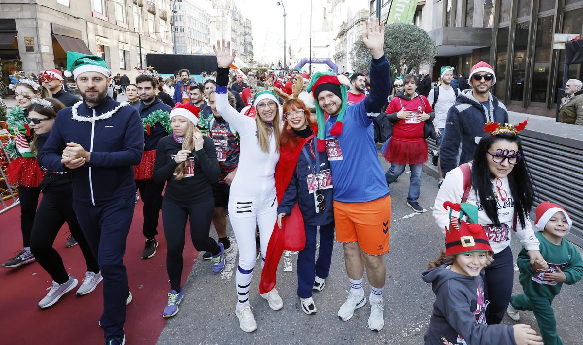 Loca carrera de Navidad: la San Silvestre colorea Vigo