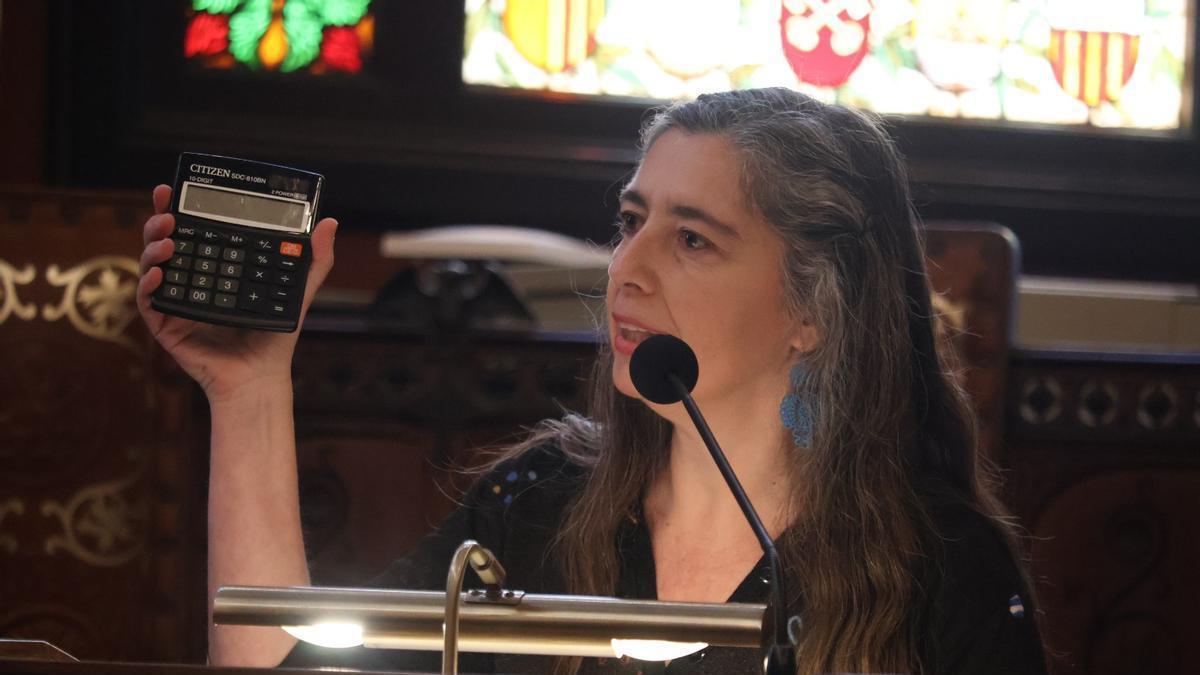 Neus Truyol, portavoz municipal ecosoberanista, durante su intervención esta mañana.