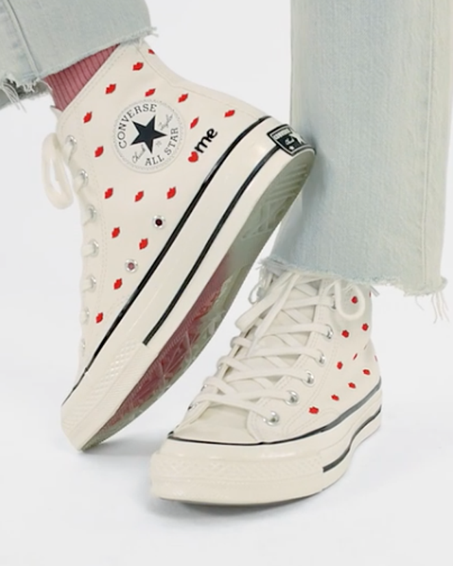 Converse con labios bordados de San Valentín